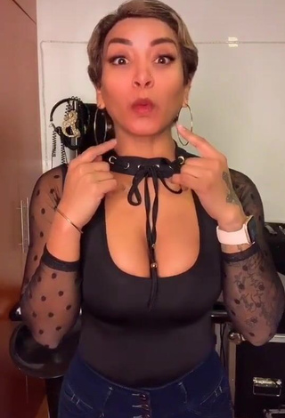 3. Paula Arias Shows her Sexy Cleavage