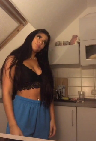 3. Sabrine Khan Looks Sweetie in Black Crop Top and Bouncing Boobs