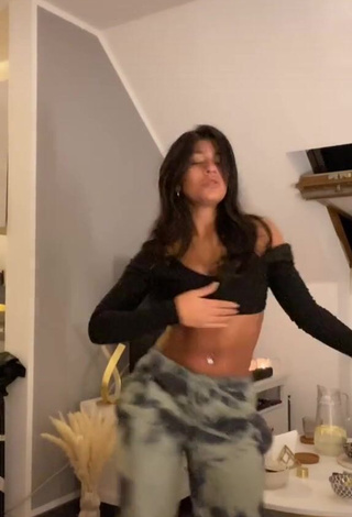 3. Sensual Sabrine Khan Shows Cleavage in Black Crop Top while doing Belly Dance and Bouncing Tits