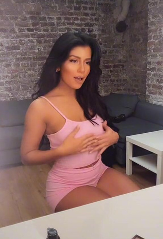 Hottie Sabrine Khan Shows Cleavage in Pink Crop Top