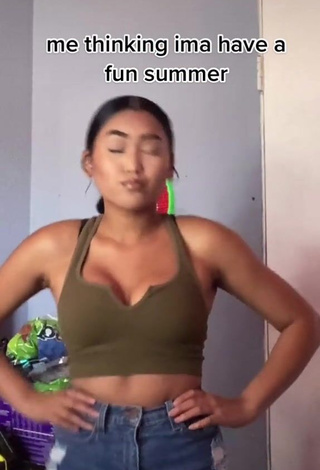 Hot Sallida Soy Shows Cleavage in Green Crop Top