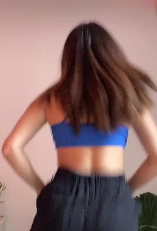 2. Cute Sam Espinosa Osuna Shows Cleavage in Blue Crop Top while Twerking