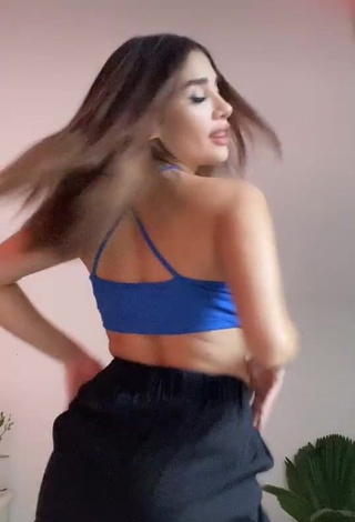 3. Cute Sam Espinosa Osuna Shows Cleavage in Blue Crop Top while Twerking