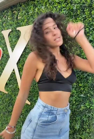 1. Sexy Suzie & Reni Shows Cleavage in Black Crop Top