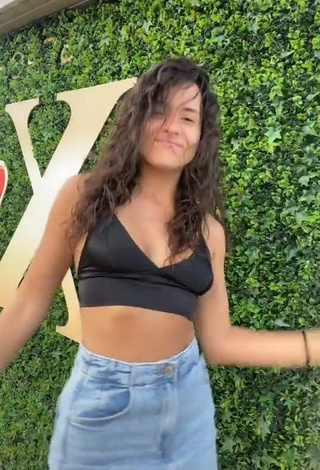 3. Sexy Suzie & Reni Shows Cleavage in Black Crop Top