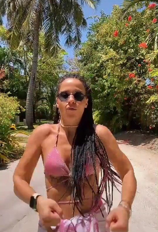 3. Amazing Suzie & Reni in Hot Pink Bikini Top and Bouncing Boobs