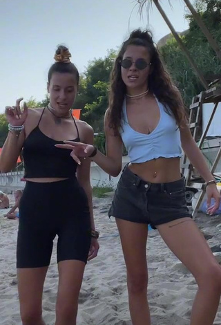 1. Hot Suzie & Reni in Crop Top and Bouncing Boobs