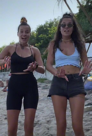 3. Hot Suzie & Reni in Crop Top and Bouncing Boobs