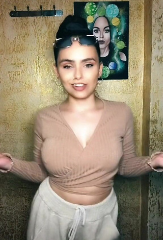 Hot Tamar Gelovanii Shows Cleavage in Beige Crop Top