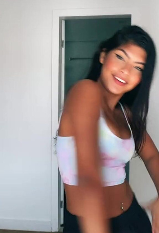 3. Sexy Thaina Amorim Shows Cleavage in Crop Top while Twerking