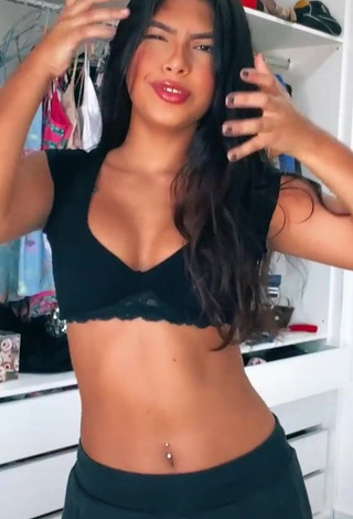 4. Gorgeous Thaina Amorim Shows Cleavage in Alluring Black Crop Top and Bouncing Boobs