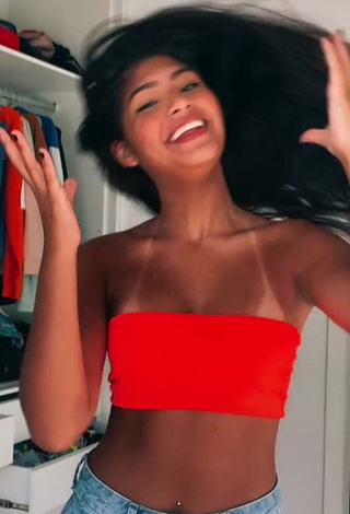 3. Cute Thaina Amorim Shows Cleavage in Electric Orange Tube Top