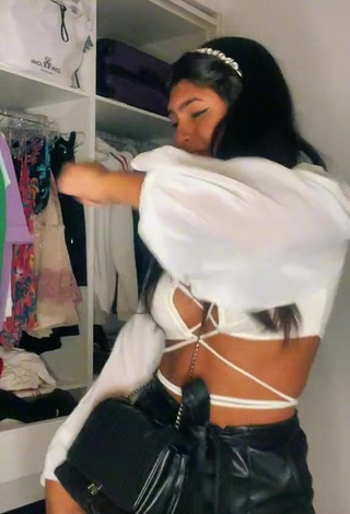 4. Desirable Thaina Amorim in White Crop Top and Bouncing Boobs