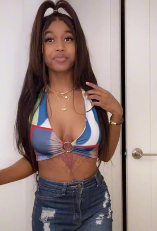 1. Sexy Tee Tee Shows Cleavage in Crop Top