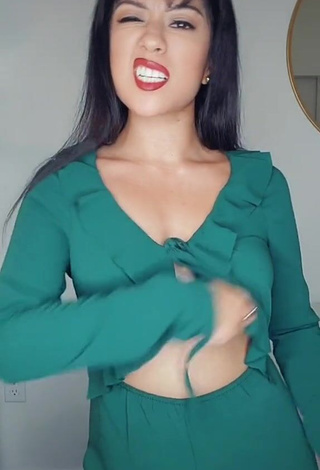 Sexy Violeta Shows Cleavage in Crop Top