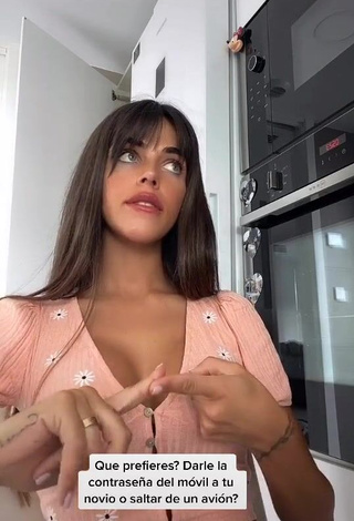 3. Sexy Violeta Mangriñán Shows Cleavage in Pink Crop Top