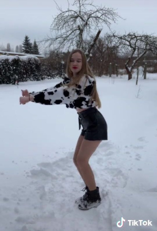 3. Hot Wiktoria Wieczorek Shows Legs while doing Dance