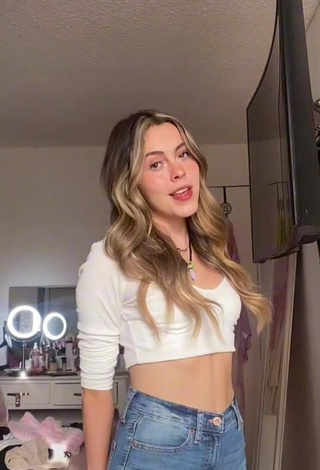 3. Desirable Ana Paula De León Shows Cleavage in White Crop Top