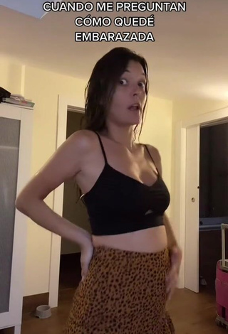 1. Sexy Alba Vera Shows Cleavage in Black Crop Top