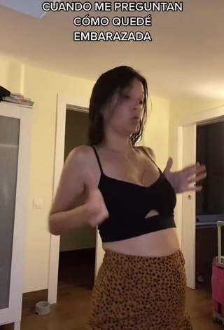 3. Sexy Alba Vera Shows Cleavage in Black Crop Top