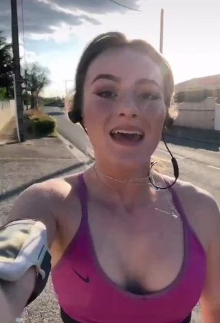 Hot alixxbvl Shows Cleavage in Pink Sport Bra in a Street