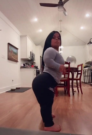 4. Hot Amanda Salinas Shows Butt while Twerking