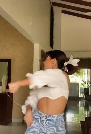 4. Sweet Anahí Shows Cleavage in Cute White Crop Top