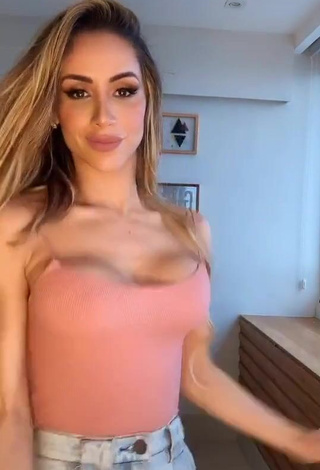 Erotic Késia Muniz de Oliveira Shows Cleavage in Peach Top