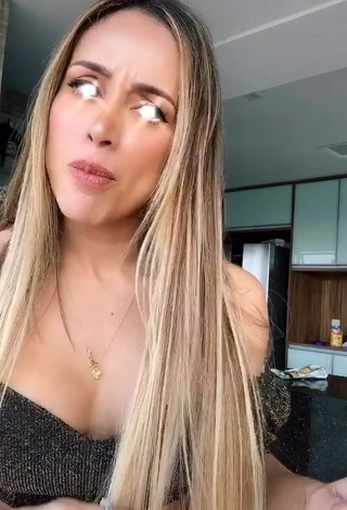 Attractive Késia Muniz de Oliveira Shows Cleavage in Crop Top