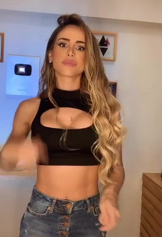 Lovely Késia Muniz de Oliveira Shows Cleavage in Black Crop Top