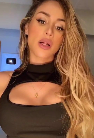 3. Késia Muniz de Oliveira Shows Cleavage in Sexy Black Crop Top