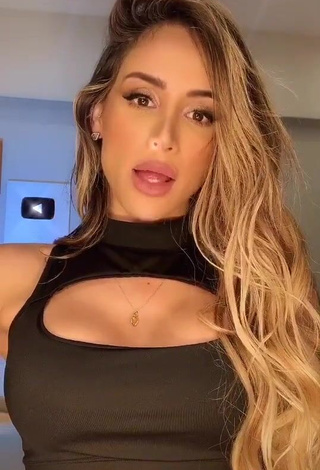 4. Késia Muniz de Oliveira Shows Cleavage in Sexy Black Crop Top