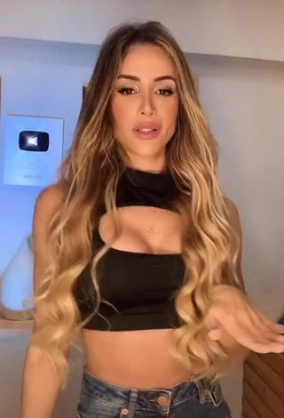 1. Alluring Késia Muniz de Oliveira Shows Cleavage in Erotic Black Crop Top