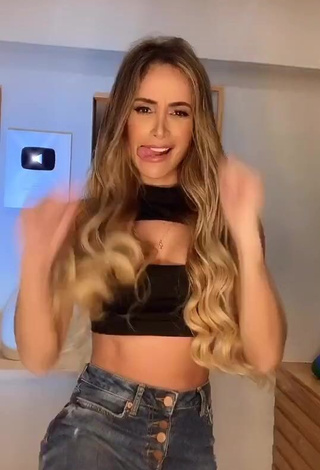 Alluring Késia Muniz de Oliveira Shows Cleavage in Erotic Black Crop Top