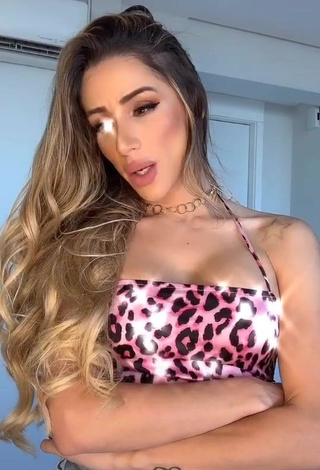 1. Wonderful Késia Muniz de Oliveira Shows Cleavage in Leopard Crop Top