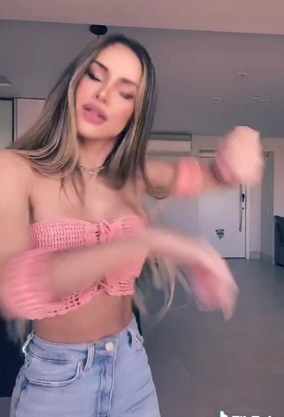 3. Sexy Késia Muniz de Oliveira Shows Cleavage in Peach Crop Top