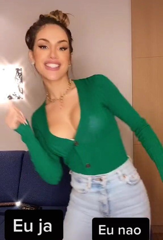 3. Sexy Késia Muniz de Oliveira Shows Cleavage in Green Top