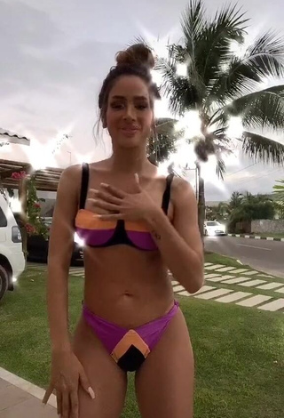 1. Sexy Késia Muniz de Oliveira Shows Cleavage in Bikini in a Street