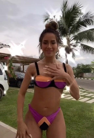 Sexy Késia Muniz de Oliveira Shows Cleavage in Bikini in a Street