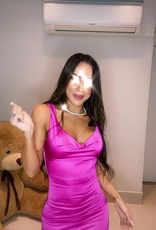 3. Beautiful Késia Muniz de Oliveira Shows Cleavage in Sexy Pink Dress