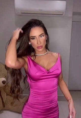 1. Erotic Késia Muniz de Oliveira Shows Cleavage in Pink Dress