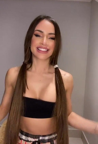 1. Sweetie Késia Muniz de Oliveira Shows Cleavage in Black Tube Top