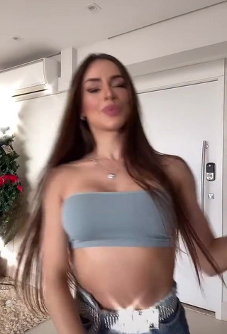 1. Hottie Késia Muniz de Oliveira Shows Cleavage in Grey Tube Top