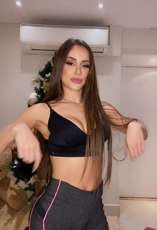 1. Desirable Késia Muniz de Oliveira Shows Cleavage in Black Sport Bra while Twerking and Bouncing Tits