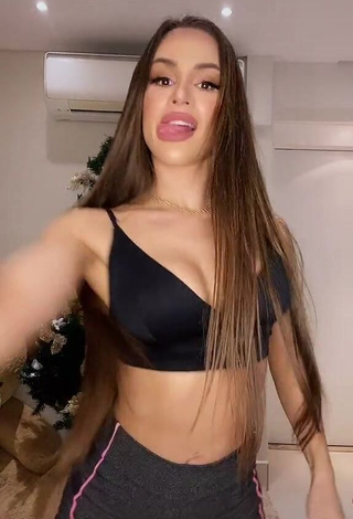 Desirable Késia Muniz de Oliveira Shows Cleavage in Black Sport Bra while Twerking and Bouncing Tits