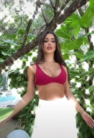 1. Beautiful Késia Muniz de Oliveira Shows Cleavage in Sexy Red Bikini Top while Twerking