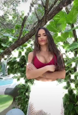 3. Beautiful Késia Muniz de Oliveira Shows Cleavage in Sexy Red Bikini Top while Twerking