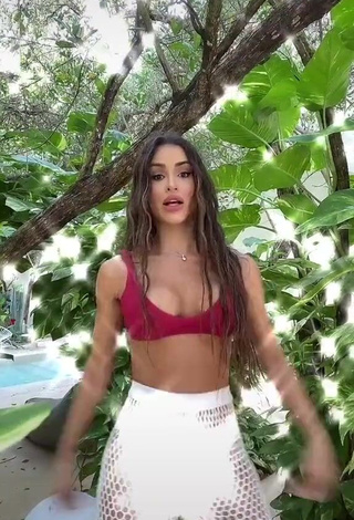 4. Beautiful Késia Muniz de Oliveira Shows Cleavage in Sexy Red Bikini Top while Twerking