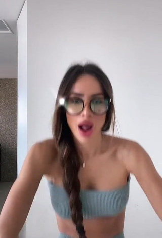 Erotic Késia Muniz de Oliveira Shows Cleavage in Grey Tube Top while Twerking