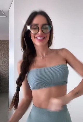 4. Erotic Késia Muniz de Oliveira Shows Cleavage in Grey Tube Top while Twerking